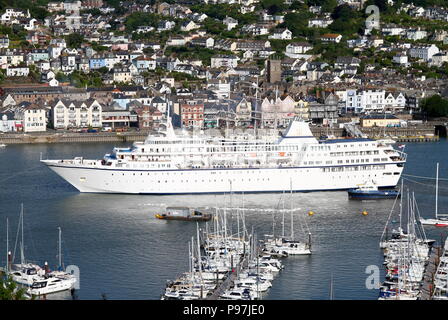 Dartmouth, Devon: Crociera Mar Egeo Odyssey ormeggiato sul fiume Dart con la città di Dartmouth in background Foto Stock