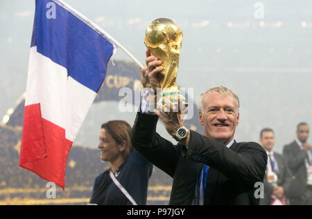 Francia allenatore Didier Deschamps pone con il trofeo dopo che il suo team ha vinto la Coppa del Mondo FIFA finale allo stadio Luzhniki di Mosca. Foto Stock