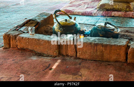 Bollitore grande pentole sul fuoco aperto infuso di tè beduino, Accampamento Beduino, Wadi Rum vallata desertica, Giordania, Medio Oriente Foto Stock