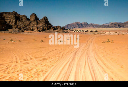 Il paesaggio del deserto con veicolo 4x4 vie in sabbia vicino a Wadi Rum notte campeggio di lusso in Giordania, Medio Oriente Foto Stock
