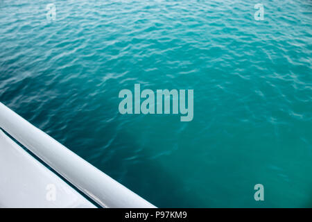 Chiara acqua blu Foto Stock
