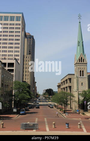 Monument Circle scena di strada nel centro di Indianapolis, Indiana. Foto Stock