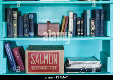 Selezione di vecchi libri tecnici su un ripiano all'heritage Britannia Boat Yard in Steveston, British Columbia Foto Stock