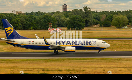 Berlino, Germania, 01.07.2018: Ryanair Boeing 737 in rullaggio a l'aeroporto di Tegel Foto Stock