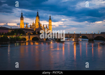 Bella Cattedrale Zaragosa in serata, Spagna. Punto di vista del ponte sul fiume Ebro Foto Stock