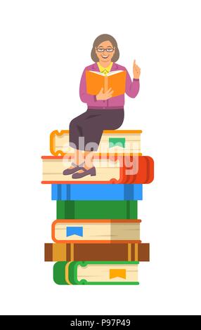 Donna anziana insegnante legge apri libro seduti sulla pila di libri giganti. Scuola Educazione nozione. Vettore illustrazione del fumetto. Senior persona condivide la sua Illustrazione Vettoriale