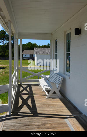 Il portico anteriore dei bidelli house presso l'isola Bodie luce sulla stazione di North Carolina Outer Banks Foto Stock