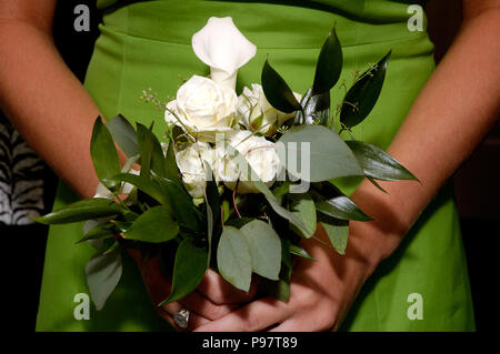 Semplice damigella bouquet di white Calla Lily e rose Foto Stock