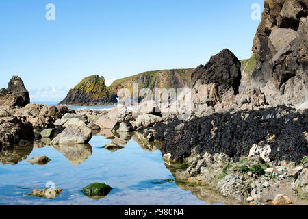 Kilfarrasy spiaggia vista delle formazioni rocciose Foto Stock