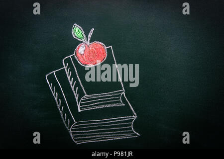 Disegnata a mano Doodle illustrazione con un gessetto sulla lavagna della pila Pila di libri lucido rosso Apple sulla parte superiore. Si torna a scuola educazione apprendimento conoscenza Co Foto Stock