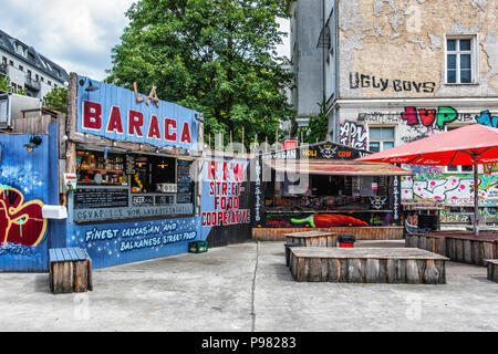 Berlino-friedrichshain, materie Gelände. Cucina di strada co-operativa di bancarelle di cibo. LA BARACA & Hoil vacca snack indiano. Foto Stock