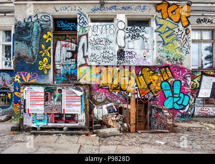 Berlin Friedrichshain, materie Gelände. Esterno del vecchio edificio industriale contemplati in street art & graffiti tags Foto Stock