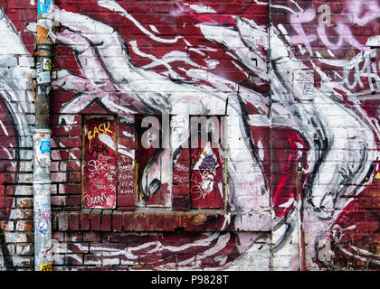 Berlino-friedrichshain materie Gelände.vecchio edificio industriale dettaglio con tubo di scolo,adesivi, graffiti & street art Foto Stock