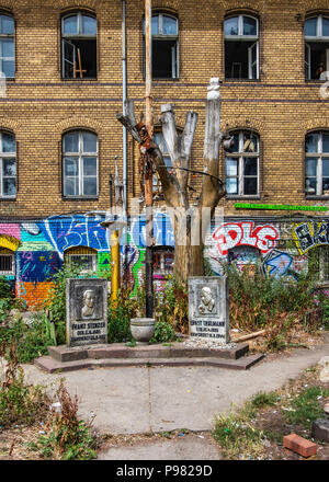 Berlino-Friedrichshain, GREZZO Gelände. Monumento in memoria dei parlamentari comunisti Franz Stenzer & Ernst Thälmann, assassinati dai nazisti Foto Stock