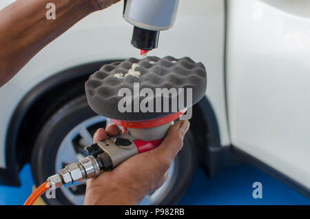 Versare la cera liquida in spugna. Foto Stock