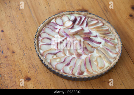 Peach Tarte / Torta di pesche su un tavolo di legno Foto Stock