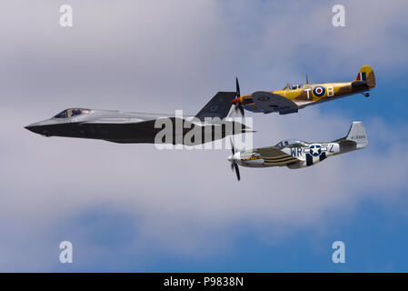 Il USAF F-35 Lightning II jet fighter con Spitfire e Mustang come " patrimonio " Volo a Royal International Air Tattoo, RIAT 2018, RAF Fairford. Foto Stock