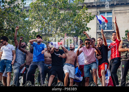 Parigi, Francia. Il 15 luglio 2018. 2018, luglio XV - Parigi, Francia: Strada di Parigi affollate di felice i tifosi di calcio dopo la partita finale Francia Croazia. Credito: Guillaume Louyot/Alamy Live News Foto Stock