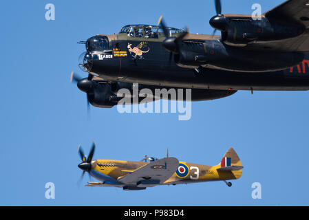 Royal Air Force RAF Battle of Britain Memorial Flight Lancaster e Spitfire al Royal International Air Tattoo, RIAT 2018, RAF Fairford. Foto Stock