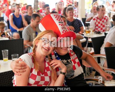 Pag, Croazia. Il 15 luglio 2018. Due donne croate sono visti sorridere.croati nell'Isola di Pago e guardato la coppa del mondo di calcio partita finale, Croazia vs Francia. La Croazia ha perso 2:4 ma era la prima volta nella storia del paese per arrivare in finale. Credito: Jana Cavojska SOPA/images/ZUMA filo/Alamy Live News Foto Stock