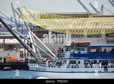 7--14 - 18. San Pedro CA. Tour del Porto di barche di lasciare che la gente ottiene un primo piano guarda Elon Musk's SpaceX è di nuovo battello chiamato il Sig. Steven ottiene prep fino ad un mese di luglio 25 lanciare questo mese su Sabato. La nuova impostazione ora vanta una ancor più grande rete, uno che è quattro volte più grande di quello che aveva prima. Che la maggiore superficie dovrebbe contribuire ad accrescere le possibilità di Sig. Steven effettivamente facendo una cattura, che non è stato in grado di fare.Il sig. Steven è specificamente incentrato sulla cattura l'ogiva di SpaceX's Falcon 9 razzo a seguito di un lancio. Che è la struttura a bulbo che si siede in cima alla roc Foto Stock