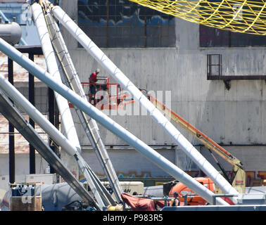 7--14 - 18. San Pedro CA. Elon Musk di SpaceX è di nuovo battello chiamato il Sig. Steven ottiene prep fino ad un mese di luglio 25 lanciare questo mese su Sabato. La nuova impostazione ora vanta una ancor più grande rete, uno che è quattro volte più grande di quello che aveva prima. Che la maggiore superficie dovrebbe contribuire ad accrescere le possibilità di Sig. Steven effettivamente facendo una cattura, che non è stato in grado di fare.Il sig. Steven è specificamente incentrato sulla cattura l'ogiva di SpaceX's Falcon 9 razzo a seguito di un lancio. Che è la struttura a bulbo che si trova nella parte superiore del razzo, coprendo il satellite durante il volo. Su Foto Stock