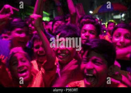 Dacca, Dhaka, Bangladesh. Il 15 luglio 2018. Luglio 15, 2018 - Dhaka, Bangladesh '"' la Russia 2018 FIFA World Cup win in Francia e i bambini celebrano questo quando guardare su uno schermo proiettore alla strada di Dhaka. Credito: K M Asad/ZUMA filo/Alamy Live News Foto Stock