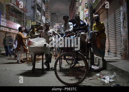 Dacca, Dhaka, Bangladesh. Il 15 luglio 2018. Luglio 15, 2018 - Dhaka, Bangladesh '"' del Bangladesh estrattore Rickshaw guardare la Russia 2018 della Coppa del Mondo FIFA Football match finale tra la Croazia e la Francia su schermo proiettore alla strada di Dhaka. Credito: K M Asad/ZUMA filo/Alamy Live News Foto Stock