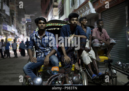 Dacca, Dhaka, Bangladesh. Il 15 luglio 2018. Luglio 15, 2018 - Dhaka, Bangladesh '"' del Bangladesh estrattore Rickshaw guardare la Russia 2018 della Coppa del Mondo FIFA Football match finale tra la Croazia e la Francia su schermo proiettore alla strada di Dhaka. Credito: K M Asad/ZUMA filo/Alamy Live News Foto Stock