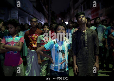 Dacca, Dhaka, Bangladesh. Il 15 luglio 2018. Luglio 15, 2018 - Dhaka, Bangladesh '"' Argentina sostenitore guarda la Russia 2018 della Coppa del Mondo FIFA Football match finale tra la Croazia e la Francia su schermo proiettore alla strada di Dhaka. Credito: K M Asad/ZUMA filo/Alamy Live News Foto Stock