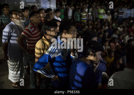 Dacca, Dhaka, Bangladesh. Il 15 luglio 2018. Luglio 15, 2018 - Dhaka, Bangladesh '"' la gente guarda la Russia 2018 della Coppa del Mondo FIFA Football match finale tra la Croazia e la Francia su schermo proiettore alla strada di Dhaka. Credito: K M Asad/ZUMA filo/Alamy Live News Foto Stock