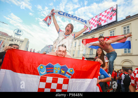 Zagabria, Croazia. Il 15 luglio 2018. Il croato gli appassionati di calcio di celebrare il secondo posto sulla Coppa del Mondo FIFA 2018 sul divieto di Piazza Jelacic a Zagabria in Croazia. Credito: Goran Jakuš/Alamy Live News Foto Stock