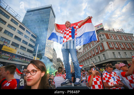 Zagabria, Croazia. Il 15 luglio 2018. Il croato gli appassionati di calcio di celebrare il secondo posto sulla Coppa del Mondo FIFA 2018 sul divieto di Piazza Jelacic a Zagabria in Croazia. Credito: Goran Jakuš/Alamy Live News Foto Stock