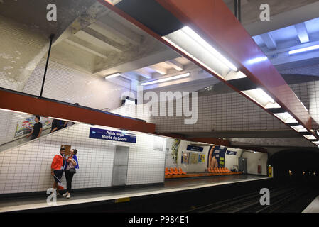 Parigi, Francia. Il 15 luglio 2018. Un paio di sostenitori francesi prendere la metro dopo la Francia ha vinto la Coppa del Mondo di calcio battendo la Croazia 4-2 in finale. Nazioni Unite giovane prend le metro apres la victoire de l'equipe de France en finale de la Coupe du Monde 4-2 volto a la Croatie. *** La Francia / nessuna vendita di supporti in francese.Credit: Fotografia Idealink/Alamy Live News Foto Stock