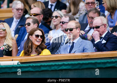 Londra, Regno Unito. Il 15 luglio 2018. Il principe William e la Duchessa di Cambridge Tennis : il principe William e Catherine, la Duchessa di Cambridge durante gli uomini singoli partita finale del torneo di Wimbledon Lawn Tennis Championships tra Novak Djokovic di Serbia e Kevin Anderson del Sud Africa a tutti England Lawn Tennis e Croquet Club di Londra, in Inghilterra . Credito: AFLO/Alamy Live News Foto Stock