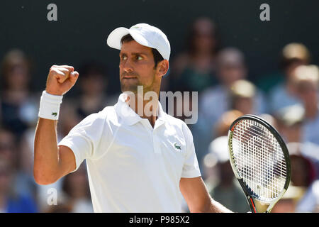Londra, Gran Bretagna. Il 15 luglio 2018. Novak Djokovic di Serbia reagisce durante gli uomini singoli final match contro Kevin Anderson del Sud Africa a campionati di Wimbledon 2018 a Londra, Gran Bretagna, il 15 luglio 2018. Novak Djokovic ha vinto 3-0. Credito: Stephen Chung/Xinhua/Alamy Live News Foto Stock