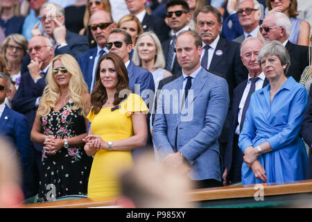 Londra, Regno Unito. Il 15 luglio 2018. Il principe William e la Duchessa di Cambridge Tennis : il principe William e Catherine, la Duchessa di Cambridge durante la cerimonia di premiazione dopo la uomini singoli partita finale del torneo di Wimbledon Lawn Tennis Championships tra Novak Djokovic di Serbia e Kevin Anderson del Sud Africa a tutti England Lawn Tennis e Croquet Club di Londra, in Inghilterra . Credito: AFLO/Alamy Live News Foto Stock