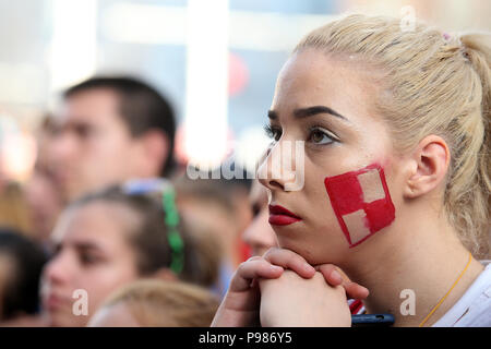 Zagabria, Croazia. Il 15 luglio 2018. Un ventilatore di Croazia orologi il 2018 FIFA World Cup match finale tra la Croazia e la Francia a Zagabria in Croazia, il 15 luglio 2018. La Croazia ha perso per la Francia nel finale da 2-4 e ha preso il secondo posto del 2018 FIFA World Cup. Credito: Goran Stanzl/Xinhua/Alamy Live News Foto Stock