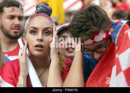 Zagabria, Croazia. Il 15 luglio 2018. Gli appassionati di Croazia guarda premuto quando si guarda il 2018 FIFA World Cup match finale tra la Croazia e la Francia a Zagabria in Croazia, il 15 luglio 2018. La Croazia ha perso per la Francia nel finale da 2-4 e ha preso il secondo posto del 2018 FIFA World Cup. Credito: Goran Stanzl/Xinhua/Alamy Live News Foto Stock