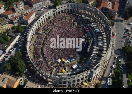 Pula. Il 15 luglio 2018. Foto aeree prese sulla luglio 15, 2018 mostra gli appassionati di Croazia guardando il 2018 FIFA World Cup match finale tra la Croazia e la Francia all'antica Arena di Pola, Croazia. La Croazia ha perso per la Francia 2-4 e ha preso il secondo posto in Coppa del mondo. Credito: Dusko Marusic/Xinhua/Alamy Live News Foto Stock