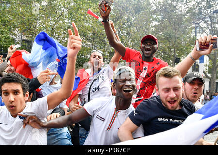 Parigi, Francia. Il 15 luglio 2018. Ventole festeggiare sul Champs-Elysees Avenue per il campionato del team francese a Parigi in Francia il 15 luglio 2018. Il francese del team di calcio batte la Croazia team da 4-2 e rivendicato il titolo nella finale del 2018 russo FIFA World Cup. Credito: Chen Yichen/Xinhua/Alamy Live News Foto Stock