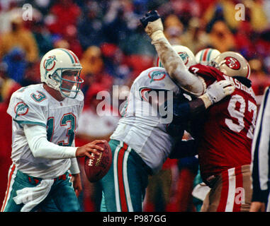 San Francisco, California, Stati Uniti d'America. 6 dicembre, 1992. San Francisco 49ers vs. delfini di Miami al Candlestick Park domenica 6 dicembre, 1992. 49ers battere i delfini 27-3. Miami Dolphins quarterback Dan Marino: credito al Golub/ZUMA filo/Alamy Live News Foto Stock