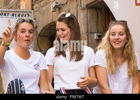 Saint Malo, Francia - Luglio 15th, 2018: francese le giovani donne che celebra durante la finale di Coppa del Mondo di calcio Croazia Francia dentro le mura della città presso il centro storico di porto francese di Saint-malo in Bretagna sulla costa della Manica. Credito: Rubén Ramos/Alamy Live News. Foto Stock