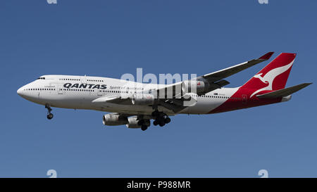 Richmond, British Columbia, Canada. 14 Luglio, 2018. Un Qantas Airways Boeing 747-400 (VH-OJS) wide-body jet aereo di linea in avvicinamento finale per l'atterraggio. Credito: Bayne Stanley/ZUMA filo/Alamy Live News Foto Stock