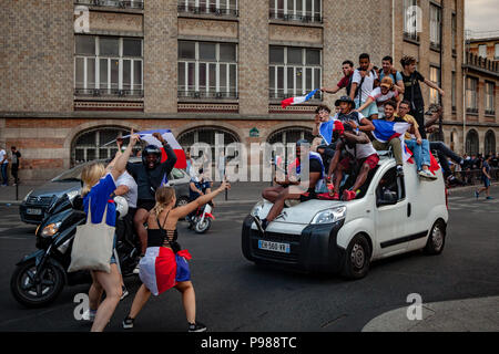 Parigi, Francia. Il 15 luglio 2018. 2018, luglio XV - Parigi, Francia: Strada di Parigi affollate di felice i tifosi di calcio dopo la partita finale Francia Croazia. Credito: Guillaume Louyot/Alamy Live News Foto Stock