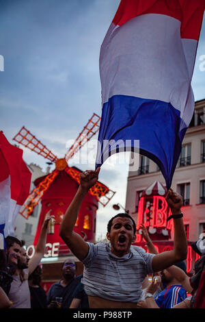 Parigi, Francia. Il 15 luglio 2018. 2018, luglio XV - Parigi, Francia: Strada di Parigi affollate di felice i tifosi di calcio dopo la partita finale Francia Croazia. Credito: Guillaume Louyot/Alamy Live News Foto Stock