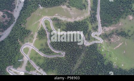 Hami, Hami, Cina. 16 Luglio, 2018. Hami, CINA-tortuosa strada di montagna a Tianshan Montagna in Hami, a nord-ovest della Cina di Xinjiang Uygur Regione autonoma. Credito: SIPA Asia/ZUMA filo/Alamy Live News Foto Stock