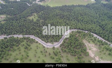 Hami, Hami, Cina. 16 Luglio, 2018. Hami, CINA-tortuosa strada di montagna a Tianshan Montagna in Hami, a nord-ovest della Cina di Xinjiang Uygur Regione autonoma. Credito: SIPA Asia/ZUMA filo/Alamy Live News Foto Stock