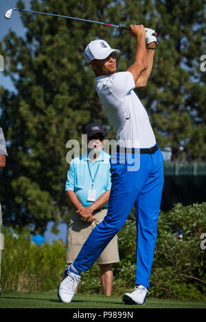 Stateline, Nevada, Stati Uniti d'America. Il 15 luglio 2018. Golden State Warriors All-Star guardia, STEPHEN CURRY, tee off domenica mattina, 15 luglio 2018, all'annuale XXIX secolo americano campionato a Edgewood Tahoe Campo da golf al lago Tahoe, Stateline, Nevada. Credito: Tracy Barbutes/ZUMA filo/Alamy Live News Foto Stock