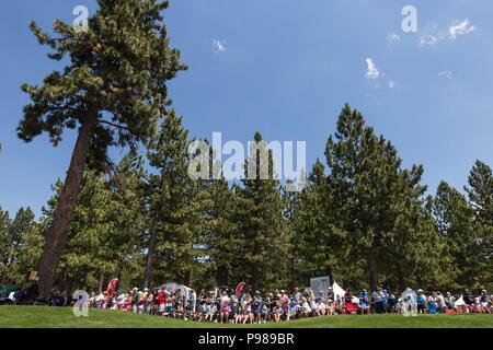 Stateline, Nevada, Stati Uniti d'America. Il 15 luglio 2018. Linea di spettatori il diciassettesimo foro durante l'annuale XXIX secolo americano campionato a Edgewood Tahoe Golf in Stateline, Nevada, Domenica, 15 luglio 2018. Credito: Tracy Barbutes/ZUMA filo/Alamy Live News Foto Stock